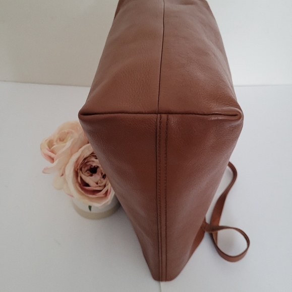 Madewell Transport Tote in English Saddle - Picture 8 of 9